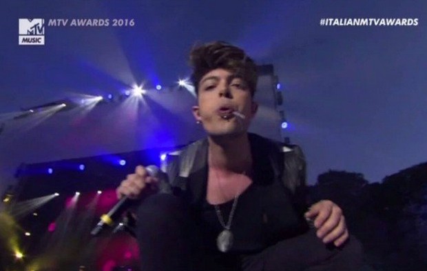 MTV Awards 2016, i The Kolors non ritirano i premi: Stash sputa verso la telecamera e litiga con Francesco Mandelli (Video)