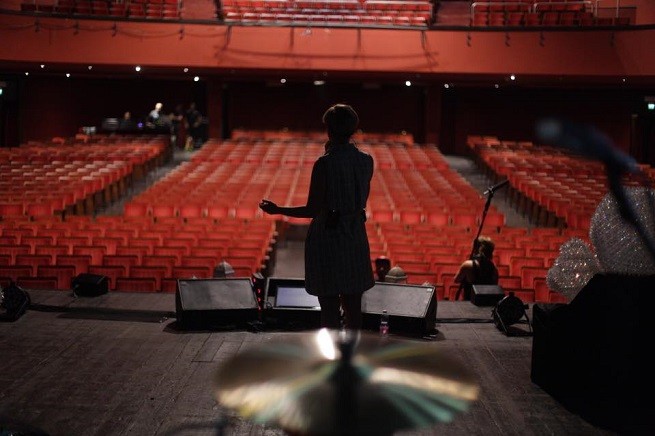 Arisa in concerto a Milano con problemi tecnici: “Fra un annetto non starò più sul palco”