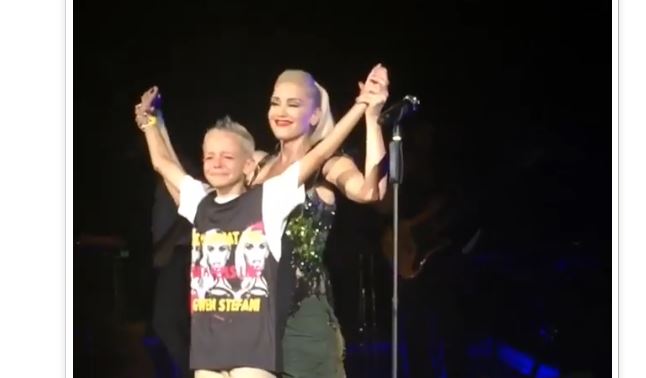 Gwen Stefani fa salire sul palco un bimbo vittima di bullismo [video]