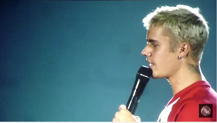 Justin Bieber si arrabbia con una fan che gli ha lanciato un cappello sul palco [video]