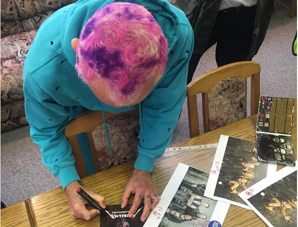 Red Hot Chili Peppers: Flea -scambiato per Robert Trujillo dei Metallica- firma autografi in aeroporto [foto]