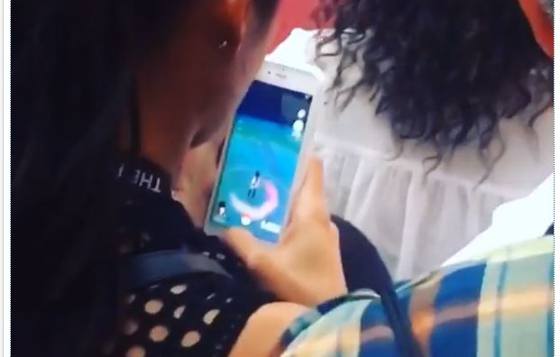 Gioca a Pokemon Go a pochi metri da Beyoncé durante il concerto. Fan film la scena [video]
