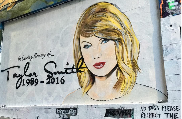 Bufera su Taylor Swift, murales “in memoria” della cantante (poi modificato in pochi giorni)