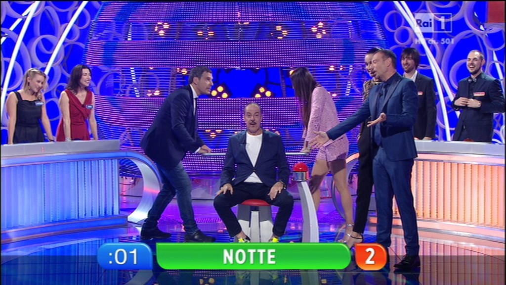 Reazione a catena di sera: “intesa vincente” tra Magalli disturbatore e i vip giocatori, il quiz funziona anche in prime time