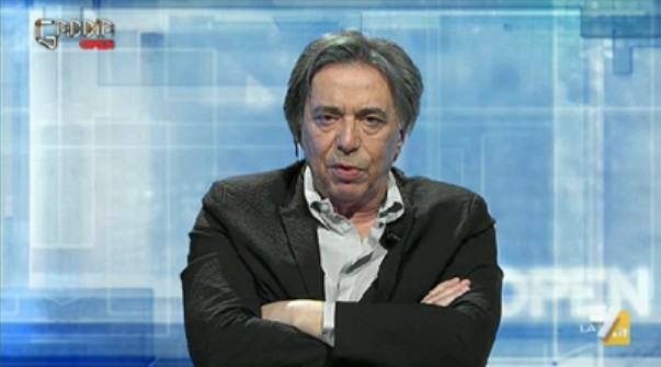 La Gabbia, Freccero contro Klaus Davi: “Difendi Renzi per conservare il tuo ruolo di opinionista in Rai”