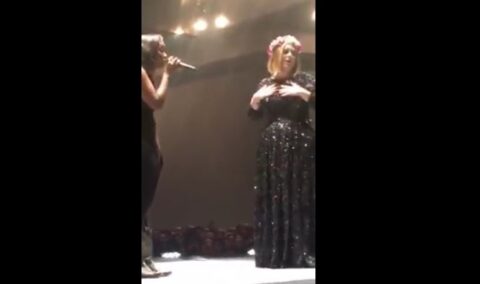 Adele invita una fan a cantare sul palco: è Jamie Grace, una cantante candidata ai Grammy Awards