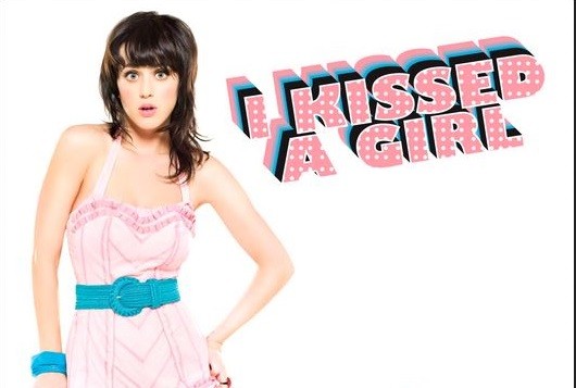 Katy Perry, I Kissed a girl: il 10 agosto 2008 il singolo arrivava alla numero 1 in Uk