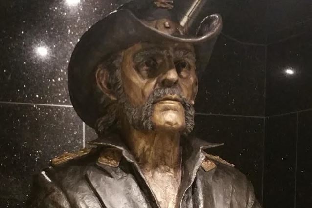 Lemmy: la sua statua finalmente posizionata al Rainbow Bar & Grill
