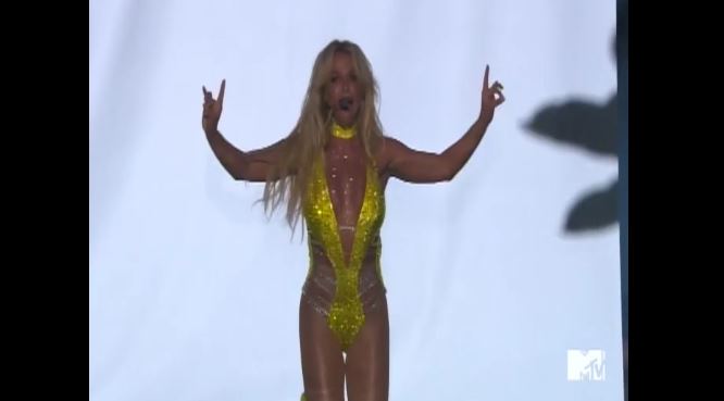 Vma 2016, Britney Spears canta (in playback) Make Me [video]