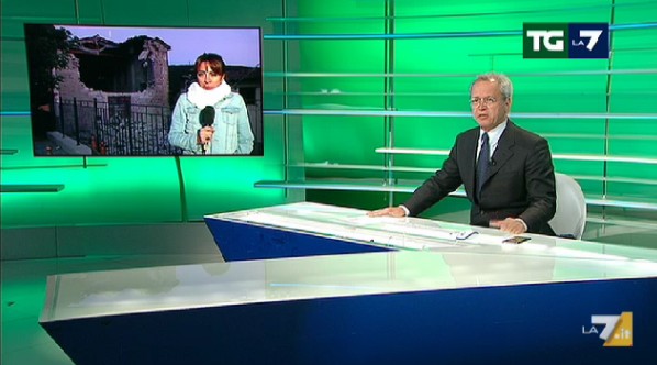 Tg La7, Mentana all’inviata: “La foto della famiglia morta? Anche no”