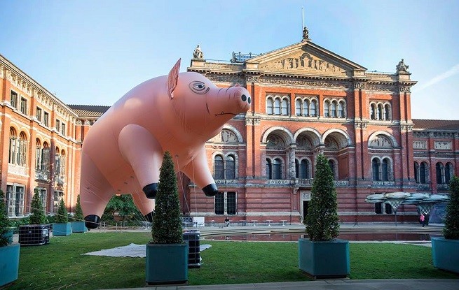 Pink Floyd: un maiale gonfiabile vola sul Victoria & Albert Museum per annunciare la mostra a loro dedicata