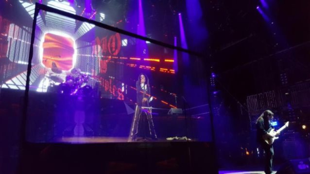 Ronnie James Dio torna sui palchi come ologramma