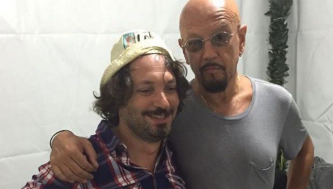 Enrico Ruggeri invita un ragazzo ad aprire il suo concerto dopo averlo sentito cantare al ristorante dove stava cenando
