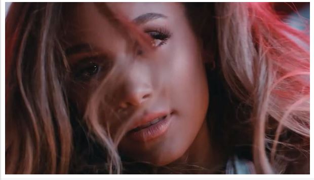 Ariana Grande feat. Nicki Minaj, Side to Side: testo, traduzione e video ufficiale