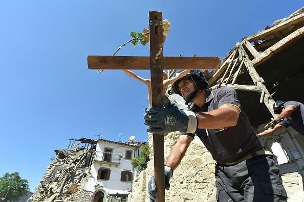 Terremoto, lutto nazionale: i funerali ad Amatrice in diretta tv, prime time Rai senza spot