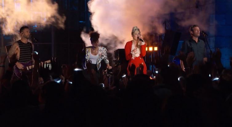The Voice Usa 2016, Dream On cantata da Miley Cyrus, Adam Levine, Alicia Keys e Blake Shelton [video]