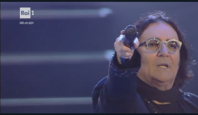 Arenà, Renato Zero si racconta in concerto dall’Arena di Verona e con il ‘confessore dell’anima’ Sergio Castellitto
