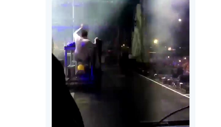 The Chainsmokers, Alex Pall cade sul palco [video]