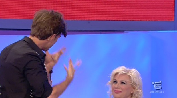 Uomini e donne, la De Filippi si libera delle unità aristoteliche. Alla faccia del Gf Vip e di Pechino Express