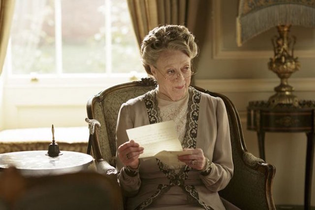 Downton Abbey, Maggie Smith replica a Jimmy Kimmel: “L’Emmy? Mi dica dov’è l’ufficio oggetti smarriti”