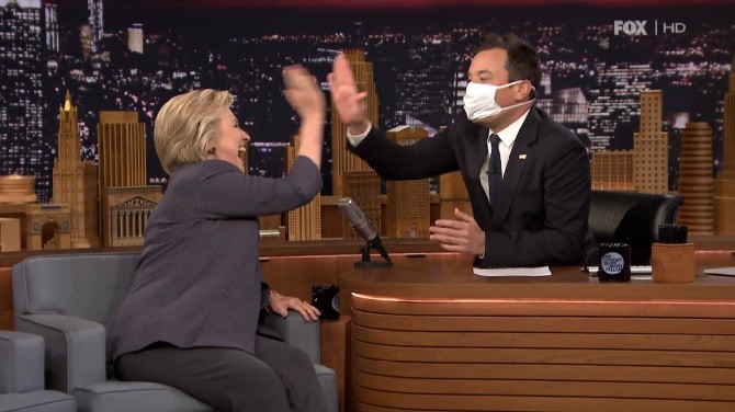 Jimmy Fallon scherza con Hillary Clinton e la sua malattia questa sera su FOX (video)