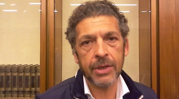 Lampedusa, Ninni Bruschetta a Blogo: “Il mio personaggio rappresenta l’idea bigotta e retrograda, quella che non condividiamo” (Video)