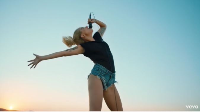 Lady Gaga, Perfect Illusion: il video non aiuta il nuovo singolo che scivola fuori dalla top 40