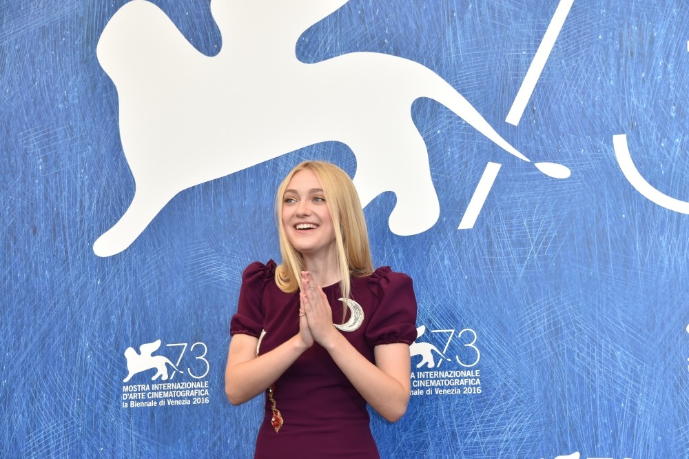 Brimstone: le foto di Dakota Fanning a Venezia