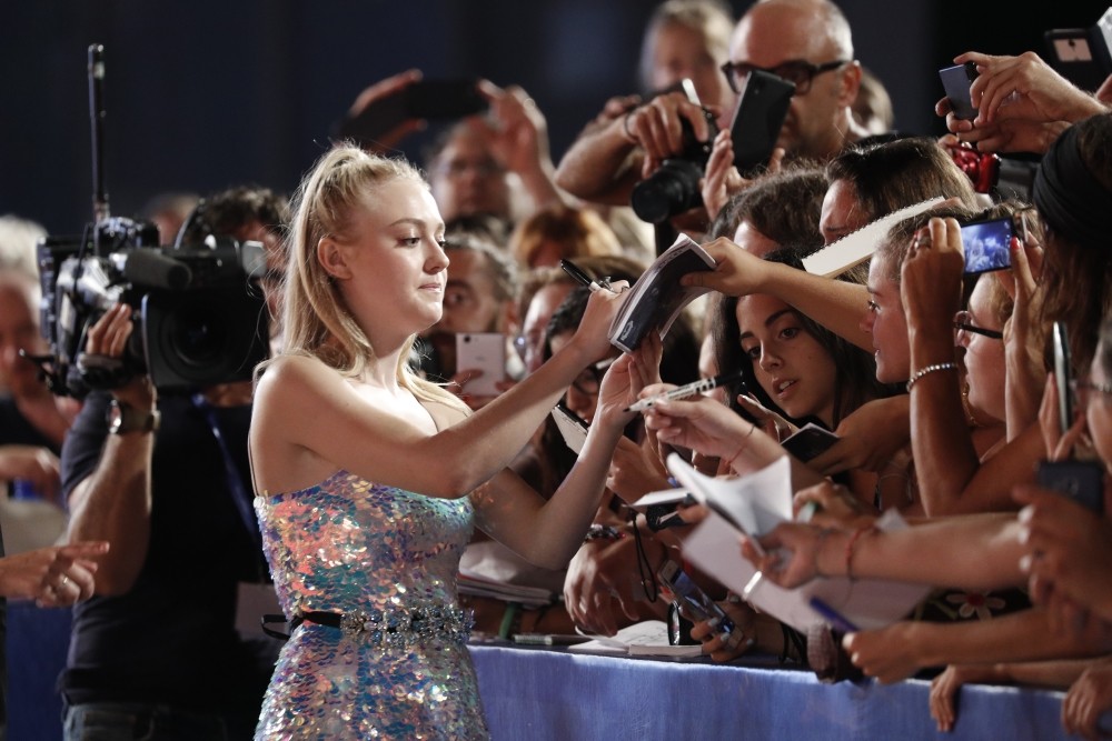Brimstone: le foto di Dakota Fanning a Venezia