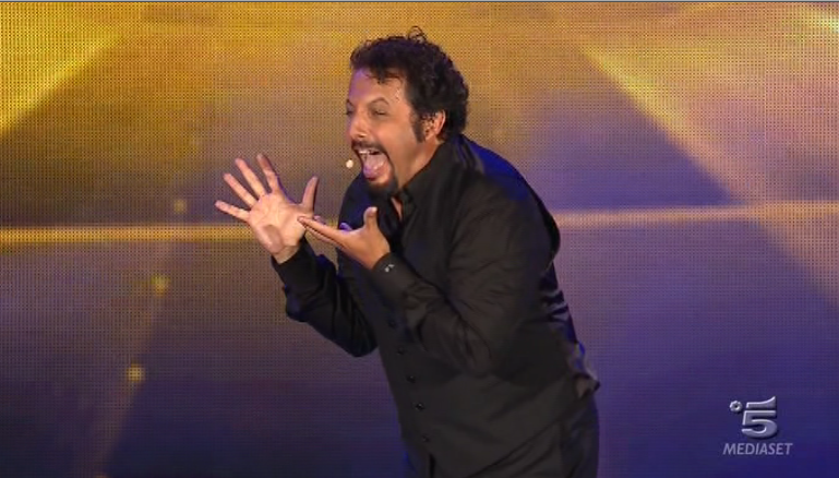 Evolushow 2.0, Brignano fa lo showman tra sigle in playback e amplessi senza bip. Canale5 come TeleRoma