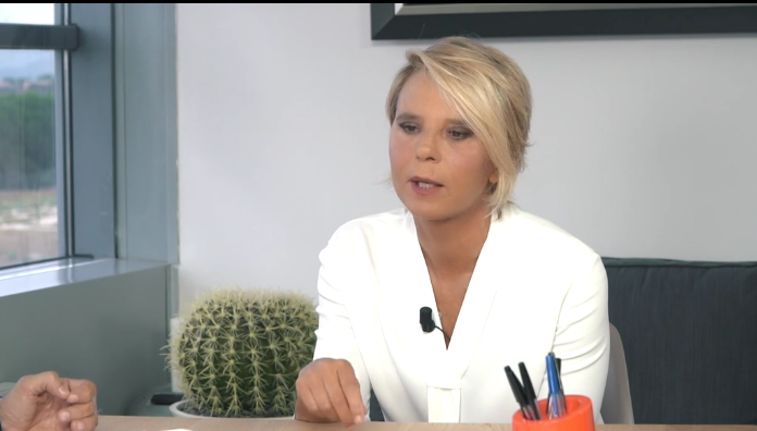 Maria De Filippi su Witty Tv: “Le bufale su me e Emma giovano ai parac… Uomini e donne gay un aiuto per ragazzi discriminati”