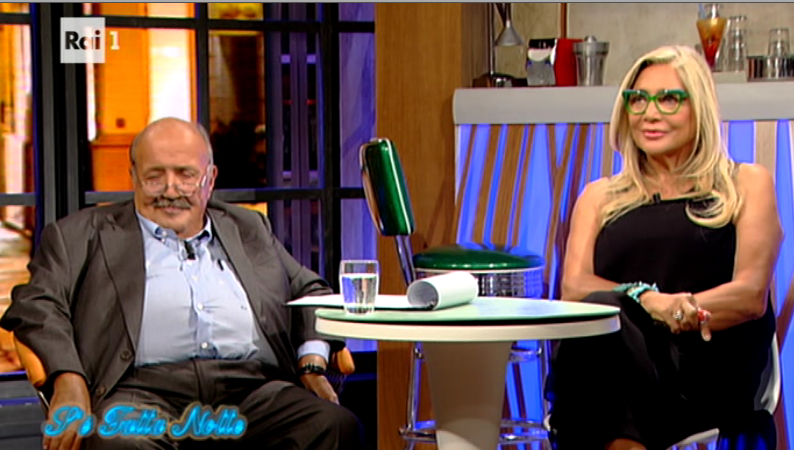 S’è fatta notte, Maurizio Costanzo “si allarga” insieme al bar. Grazie a Mediaset illumina la Rai con Mara