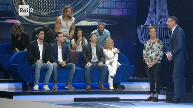 Stasera tutto è possibile: il Furore contagioso dei vip ed un Amadeus impeccabile onorano giochi da villaggio vacanze