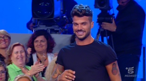 Uomini e Donne e il trono gay: il giovamento è reciproco (per la causa gay e per il programma)