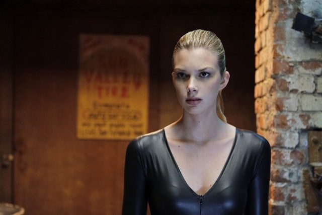 Stitchers, su Rai 4 fantascienza e crime “cuciti” su una serie tv senza novità