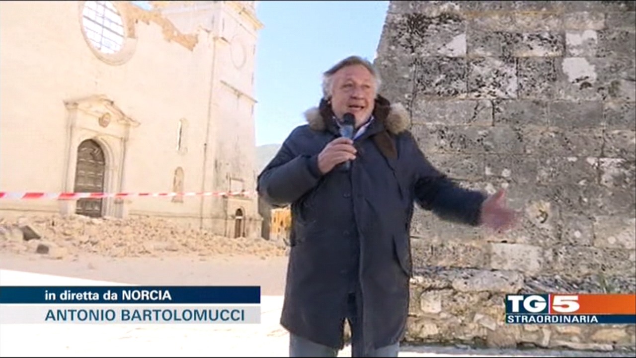 Terremoto Centro Italia, l’inviato del Tg5 a Norcia commosso: “San Benedetto doveva metterci una mano in più…”