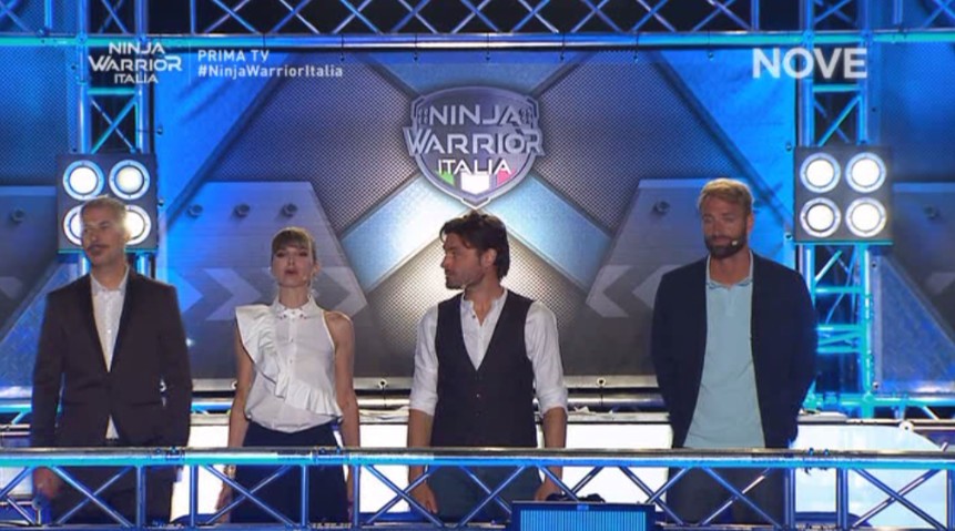 Ninja Warrior Italia: la supremazia dell’agonismo sulla goliardia, il linguaggio epico e i dubbi sulla conduzione a 4 voci