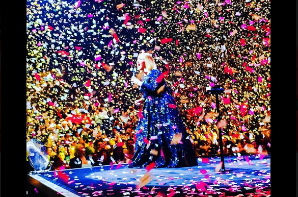 Adele, bigliettini d’amore in concerto da parte del fidanzato per il loro anniversario