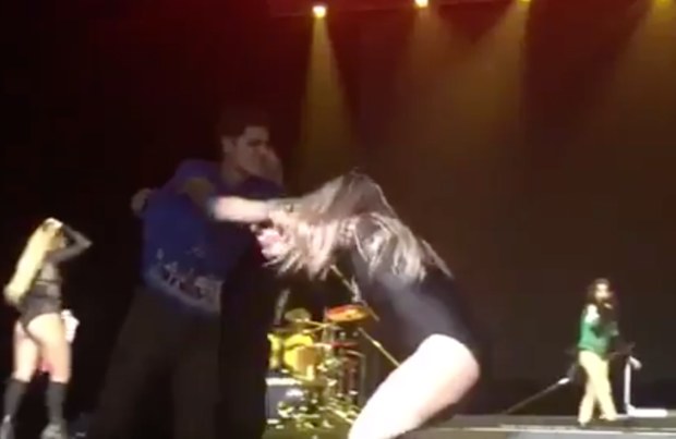Fifth Harmony, Ally Brooke ‘assalita’ da un fan durante un concerto [video]