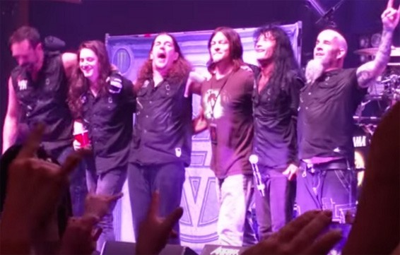 Anthrax, Norman Reedus di The Walking Dead sul palco a suonare Indians