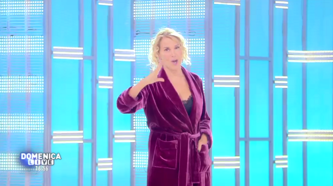 Domenica Live, Barbara d’Urso conduce in vestaglia e pigiama