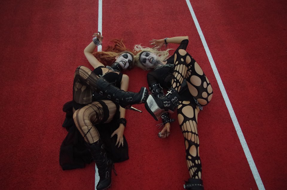 Brudal Sisters, tutorial sportivi a ritmo di metal su YouTube