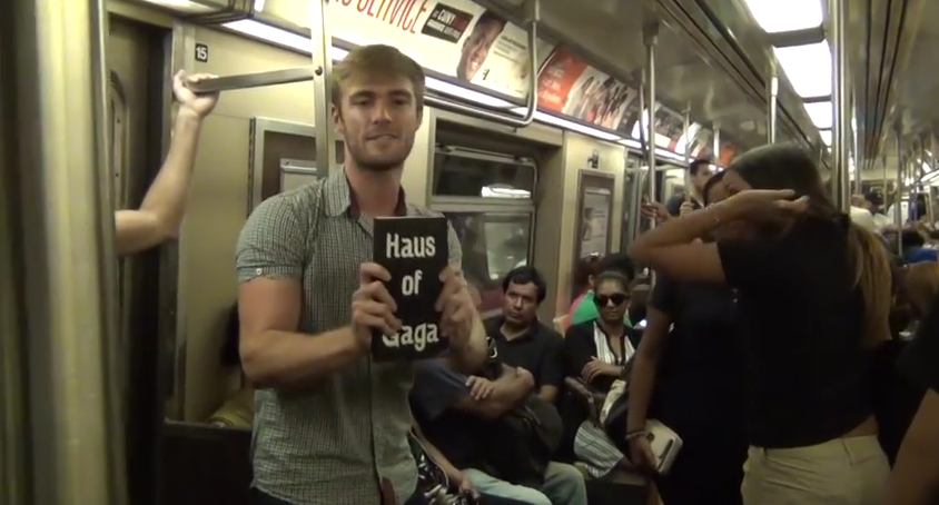 Lady Gaga ‘salvatrice dell’umanità’: la predica di Glen North in metropolitana [video]