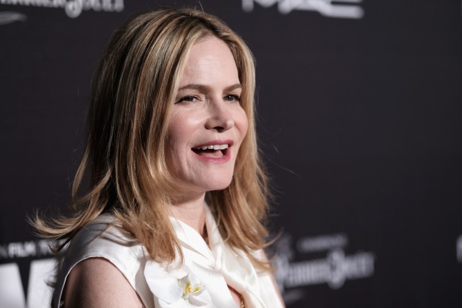 Serie TV, novità: Netflix ordina Atypical, comedy sull’autismo con Jennifer Jason Leigh.