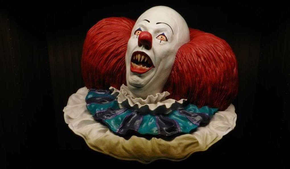“IT” di Stephen King – la statua life-size del Clown Pennywise