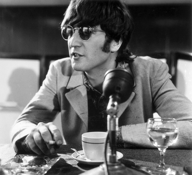 Ritrovata una lettera di John Lennon alla regina Elisabetta