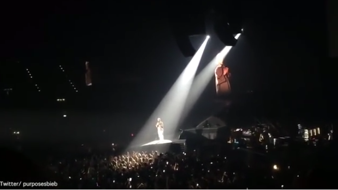 Justin Bieber in concerto, i fan gridano e lui li riprende:” Le vostre urla sono insopportabili” [video]