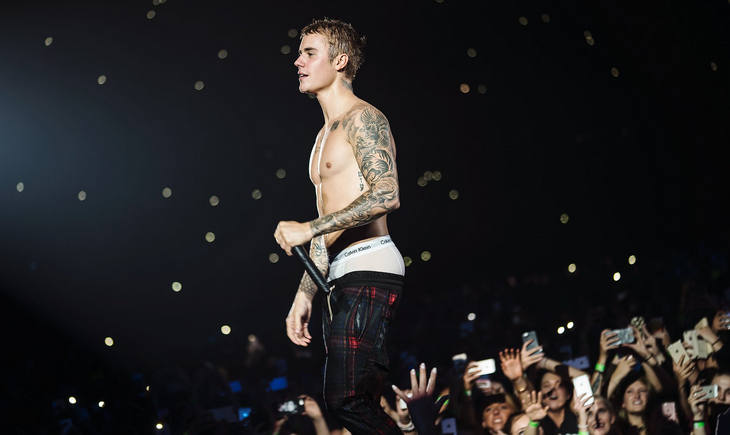 Justin Bieber abbandona il palco durante il concerto, lancia il microfono e poi torna [video]