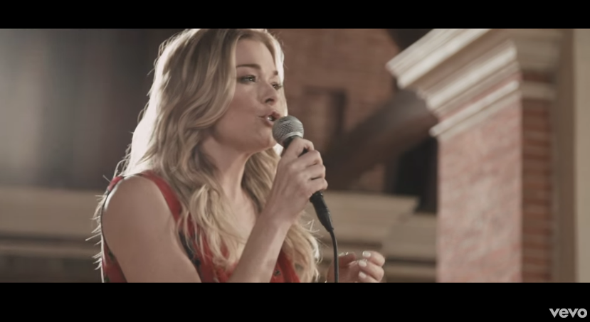 LeAnn Rimes, How to Kiss a Boy: testo, traduzione e video ufficiale