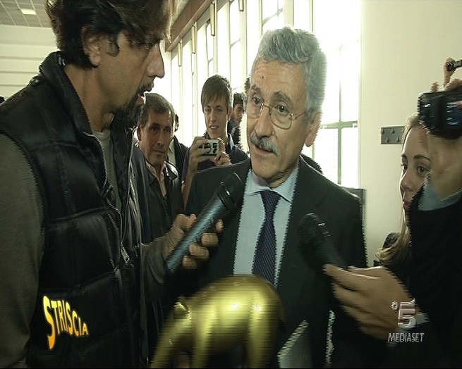 Striscia la notizia, Massimo d’Alema manda un tapiro d’oro ad Antonio Ricci (che replica)